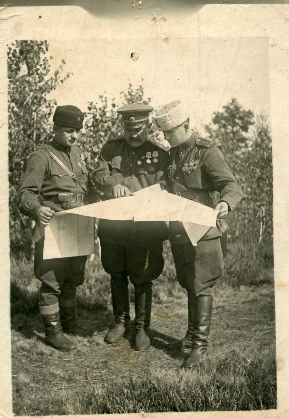 А.Ф.Федоров (в центре) с командиром отряда им.Сталина Г.В.Балицким и начальником штаба Д.И.Рвановым