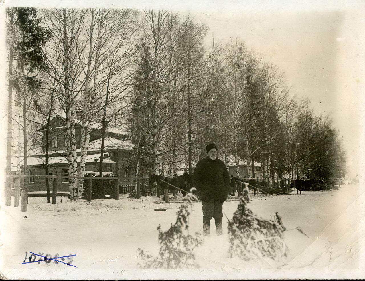 Соловьев Николай Александрович около больницы 1933 год