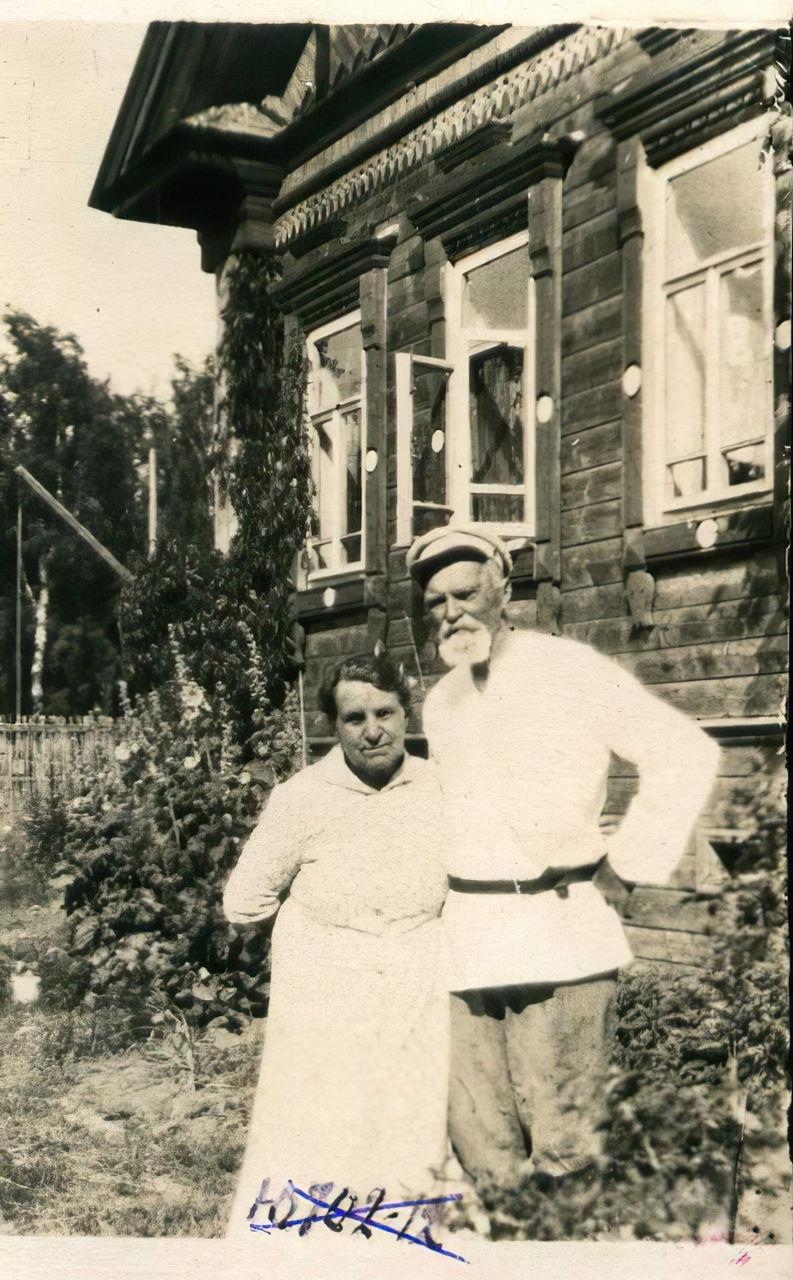 Соловьев Николай Александрович с супругой Антониной Петровной возле своего дома. 1938 год