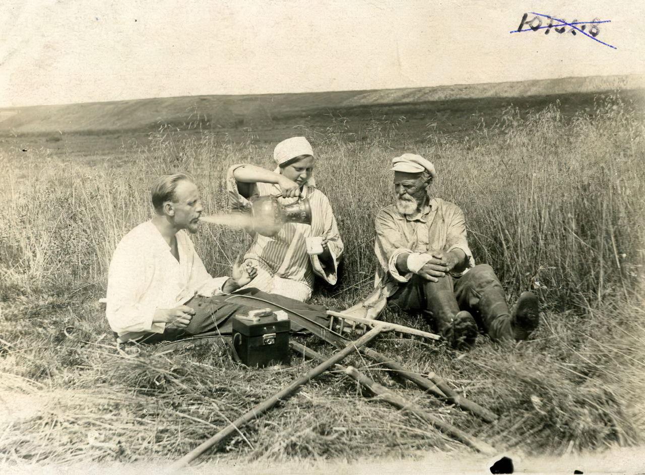 Соловьев Николай Александрович с сыном Петром на сенокосе. 1932 год.